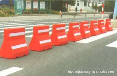【塑料隔離墩小水馬 貼箭頭膜 道路施工專用水馬 安全墩 灌水式水馬】價格,廠家,圖片,路障,天臺縣富元交通設施廠-